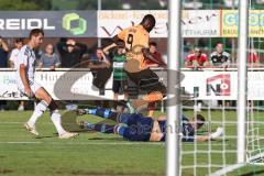 Toto-Pokal; SV Hutthurm - FC Ingolstadt 04; Daouda Beleme (9, FCI) scheitert an Torwart Joseph Breinbauer (SVH)