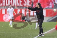 3. Liga; Rot-Weiss Essen - FC Ingolstadt 04; an der Seitenlinie, Spielerbank Cheftrainerin Sabrina Wittmann (FCI)