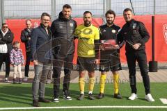 2024_2_17 - Saison 2023/24 - AUDI-Schanzer Amateur Cup - SV Hundszell - FC Gerolfing - Finale - Siegerehrung -   Cheftrainer Michael Köllner (FC Ingolstadt 04) - Lukas Fröde (Nr.34 - FC Ingolstadt 04) mitte - Christopher Nussbaum AUDI Vertretung links - 3