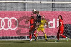 2. Frauen-Bundesliga - Saison 2021/2022 - FC Ingolstadt 04 - Eintracht Frankfurt II - Fritz Anna-Lena (#19 FCI) - Platner Paulina #6 Frankfurt - Heigl Andrea (#5 FCI) - Foto: Meyer Jürgen