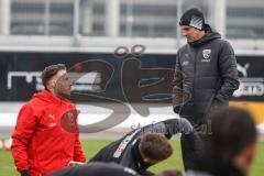 2.BL; FC Ingolstadt 04 - Training, neuer Cheftrainer Rüdiger Rehm, Pressekonferenz, Cheftrainer Rüdiger Rehm (FCI) leitet erstes Training im Gespräch mit Patrick Schmidt (32, FCI) der verletzt war