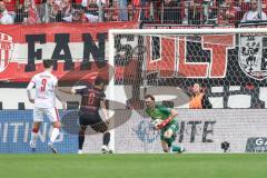 3. Liga; Rot-Weiss Essen - FC Ingolstadt 04; Torwart Kai Eisele (25, FCI) hält sicher Georgios Antzoulas (6, FCI) Cuber Potocnik Jaka (9 RWE)