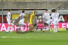 3. Liga - SC Verl - FC Ingolstadt 04 - Vor dem Spiel, Team Besprechung, Torwart Fabijan Buntic (24, FCI) Michael Heinloth (17, FCI) Filip Bilbija (35, FCI) Ilmari Niskanen (22, FCI) Thomas Keller (27, FCI) Tobias Schröck (21, FCI) Dennis Eckert Ayensa (7,