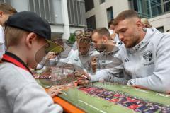 3. Liga; FC Ingolstadt 04 - offizielle Mannschaftsvorstellung auf dem Ingolstädter Stadtfest, Rathausplatz; Autogrammstunde für die Fans, Max Dittgen (10, FCI) David Kopacz (29, FCI) Hawkins Jalen (20 FCI)