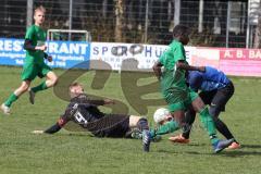 Fussball - Kreisliga - FC Grün Weiss Ingolstadt - FC Fatih Ingolstadt - Mathias Habricht schwarz Fatih mit einer Torchance - Farug Lawal Torwart GW Ingolstadt - Foto: Meyer Jürgen