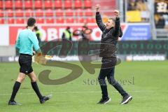 3. Liga; FC Ingolstadt 04 - SG Dynamo Dresden; Sieg Jubel Freude Cheftrainer Michael Köllner (FCI) zu den Fans