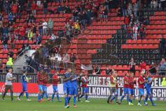 2.BL; FC Ingolstadt 04 - Werder Bremen, Spiel ist aus, 0:3 Niederlage für die Schanzer, Spieler bedanken sich bei den Fans, Ehrenrunde, Filip Bilbija (35, FCI) Andreas Poulsen (2, FCI) Tobias Schröck (21, FCI) Nico Antonitsch (5, FCI) Christian Gebauer (2