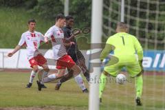 Relegation 2 - U17 - SSV Jahn Regensburg - FC Ingolstadt 04 - Michael Udebuluzor (25 FCI) Angriff, Niklas Heiniger (4 SSV) und Torwart Milan Herczig (1 SSV)