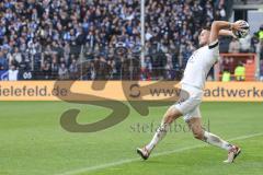 3. Liga; Arminia Bielefeld - FC Ingolstadt 04; Einwurf Ryan Malone (16, FCI)