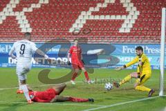 3. Liga - FSV Zwickau - FC Ingolstadt 04 - Torschuß Fatih Kaya (9, FCI), Nkansah Steffen (25 Zwickau) stört, Torwart Brinkies Johannes (1 Zwickau)