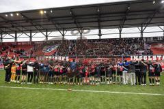 3. Liga; FC Ingolstadt 04 - FC Viktoria Köln; SchanzenGeber-Spieltag, Sieg Jubel Freude, Spieler bedanken sich bei den Fans Tanz Schanzi