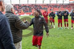 3. Liga; FC Ingolstadt 04 - SV Waldhof Mannheim; Verabschiedung der Spieler die den Verein verlassen. Strömender Regen vor dem Spiel. Vorsitzender des Vorstandes Peter Jackwerth (FCI) Emilio Kehrer (44, FCI)