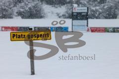 2023_12_1 - - Saison 2023/24 - Schnee auf dem Fussballplatz - SV Zuchering - Platz ist gesperrt - Schild platz ist gesperrt Schnee Tor Spielabsage Schnee - Foto: Meyer Jürgen