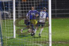 2023_11_17 - Kreisklasse - Saison 2023/24 - TSV Etting - TSV Ing. Nord - Tunahan Aydin blau Ingolstadt Nord mit einer Torchance - Philipp Schneider weiss Etting - Foto: Meyer Jürgen