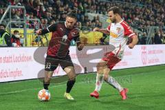 2.BL; SSV Jahn Regensburg - FC Ingolstadt 04; Zweikampf Kampf um den Ball Valmir Sulejmani (33, FCI) Benedikt Gimber (5 Jahn)