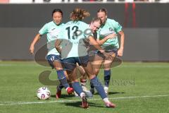 2. Bundesliga Frauen - Saison 2025/26 - FC Ingolstadt 04 Frauen - SC Sand - Nina Penzkofer (Nr.29 - FC Ingolstadt Frauen I) - Takizawa Rio grün SC Sand links - Fischer Milena grün SC Sand - Foto: Meyer Jürgen