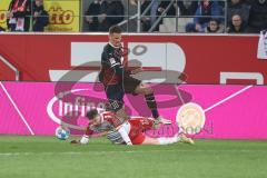 2.BL; SSV Jahn Regensburg - FC Ingolstadt 04; Stefan Kutschke (30, FCI) Steve Breitkreuz (23 Jahn) Zweikampf Kampf um den Ball