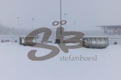 2023_12_2 - - Saison 2023/24 - Schnee auf dem Fussballplatz - ASP — Audi Sport Park -  XXXXX - XXXXX - Schild platz ist gesperrt Schnee Spielabsage Foto: Meyer Jürgen