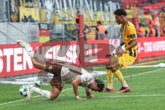 3. Liga; FC Ingolstadt 04 - Alemannia Aachen; Nishan Velupilay (28 FCI) Joel da Silva Kiala (37 AA) Zweikampf Kampf um den Ball