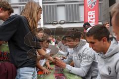 3. Liga; FC Ingolstadt 04 - offizielle Mannschaftsvorstellung auf dem Ingolstädter Stadtfest, Rathausplatz; Autogrammstunde für die Fans, Nikola Stevanovic (15, FCI) Merlin Röhl (34, FCI)