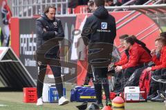 2.BL; FC Ingolstadt 04 - FC ST. Pauli; nicht zufrieden Cheftrainer Rüdiger Rehm (FCI) an der Seitenlinie, Spielerbank