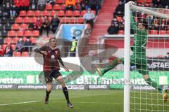 2.BL; FC Ingolstadt 04 - FC ST. Pauli; Torwart Vasilj Nikola (22 Pauli) hält den Ball, Filip Bilbija (35, FCI) kommt zu spät