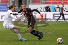 2.BL; FC Ingolstadt 04 - FC ST. Pauli; Zweikampf Kampf um den Ball Dominik Franke (3 FCI) Irvine Jackson (7 Pauli)