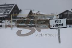 2023_12_1 - - Saison 2023/24 - Schnee auf dem Fussballplatz - SV Manching - Platz ist gesperrt - Schild platz ist gesperrt Schnee Spielabsage - Foto: Meyer Jürgen