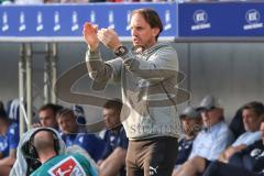 2.BL; Karlsruher SC - FC Ingolstadt 04; Cheftrainer Rüdiger Rehm (FCI) Beifall für Tor Jubel