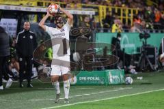 DFB Pokal; Borussia Dortmund - FC Ingolstadt 04; Michael Heinloth (17, FCI) Einwurf