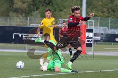 Freundschaftsspiel - Saison 2022/2023 - FC Ingolstadt 04 -  SpVgg Bayreuth - Jalen Hawkins (Nr.20 - FCI) - Torwart Sebastian  Kolbe (Nr.31 - SpVgg Bayreuth) - Foto: Meyer Jürgen