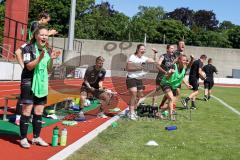 2. Frauen-Bundesliga - Saison 2021/2022 - FC Ingolstadt 04 - TSG 1899 Hoffenheim - Jubel - Schlusspfif und der Klassenerhalt ist geschafft - Die Spielerinnen laufen auf das Spielfeld - Foto: Meyer Jürgen