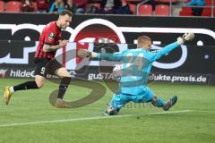 3.Liga - Saison 2022/2023 - FC Ingolstadt 04 -  MSV Duisburg - Patrick Schmidt (Nr.9 - FCI) mit einer Torchance - Torwart Max Braune (Nr.24 - MSV Duisburg) - Foto: Meyer Jürgen