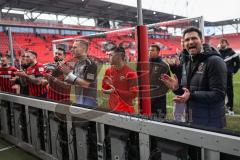 3. Liga; FC Ingolstadt 04 - VfL Osnabrück; Niederlage, hängende Köpfe die Mannschaft vor den Fans, Ehrenrunde mit Cheftrainer Guerino Capretti (FCI) macht eine Ansage zu den Fans