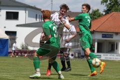 Kreisliga 1 - SV Manching II - TSV Hohenwart - Florian Gumbiller weiss Hohenwart - Marcus Keilwerth #7 grün Manching - Leonard Düsedau #3 grün Manching - Foto: Jürgen Meyer