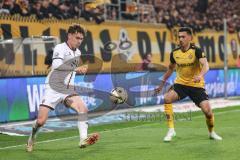 3. Liga; Dynamo Dresden - FC Ingolstadt 04; Tim Heike (9, FCI) Zweikampf Kampf um den Ball Kammerknecht Claudio (15 DD)