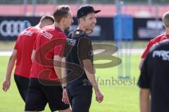 2. Bundesliga - FC Ingolstadt 04 - Trainingsauftakt mit neuem Trainerteam - Cheftrainer Roberto Pätzold (FCI) erklärt vor der Mannschaft