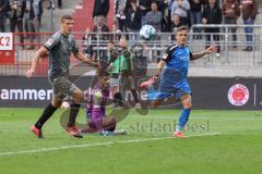 2.BL; FC St. Pauli - FC Ingolstadt 04, Torchance für Dennis Eckert Ayensa (7, FCI) Torwart Vasilj Nikola (22 Pauli) ausgespielt, vorbei mit Filip Bilbija (35, FCI) Medic Jakov (18 Pauli)