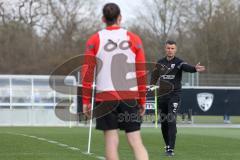 3.Liga - Saison 2022/2023 - FC Ingolstadt 04 -  - Cheftrainer Michael Köllner (FCI) beim ersten Training - Cheftrainer Michael Köllner (FCI) gibt Anweisungen -  - Foto: Meyer Jürgen