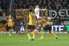 3. Liga; Dynamo Dresden - FC Ingolstadt 04; Zweikampf Kampf um den Ball Pascal Testroet (37, FCI) Kammerknecht Claudio (15 DD) Bünning Lars (23 DD)