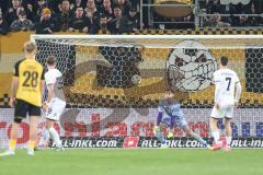 3. Liga; Dynamo Dresden - FC Ingolstadt 04; Torwart Boevink Pelle (26 FCI) verhindert Torchance