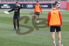 3.Liga - Saison 2022/2023 - FC Ingolstadt 04 -  - Cheftrainer Michael Köllner (FCI) beim ersten Training - Cheftrainer Michael Köllner (FCI) gibt Anweisungen -  - Foto: Meyer Jürgen
