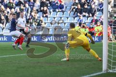 2.BL; Holstein Kiel - FC Ingolstadt 04 - Schuß auf das Tor, Marcel Gaus (19, FCI) Mees Joshua (29 Kiel) Torwart Dähne Thomas (21 Kiel)