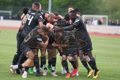 Kreisliga - FC Fatih Ingolstadt - FC Gerolfing - Der 3:2 Führungstreffer durch Emre Erdogan schwarz #5 Fatih Ing - jubel - Die Ersatzspieler laufen auf das Spielfeld - Foto: Jürgen Meyer