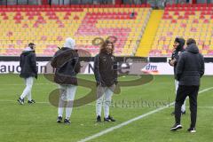 3.Liga - Saison 2022/2023 - SV 07 Elversberg - FC Ingolstadt 04 - Tim Civeja (Nr.8 - FCI) - Justin Butler (Nr.31 - FCI) - bei der Platzbegehung vor dem Spiel  - Foto: Meyer Jürgen