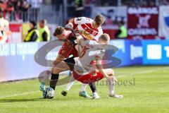 3. Liga; SSV Jahn Regensburg - FC Ingolstadt 04; Zweikampf Kampf um den Ball Jannik Mause (7, FCI) Breunig Louis (16 Jahn) Saller Benedikt (6 Jahn)