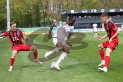 3. Liga; FC Viktoria Köln - FC Ingolstadt 04; Moussa Doumbouya (27, FCI) Zweikampf Kampf um den Ball Michael Schultz (3 Köln)