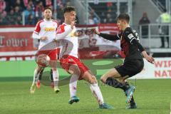 2.BL; SSV Jahn Regensburg - FC Ingolstadt 04; Zweikampf Kampf um den Ball Merlin Röhl (34, FCI) Charalambos Makridis (26 Jahn)