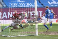 3. Liga - Hansa Rostock - FC Ingolstadt 04 - Filip Bilbija (35, FCI) Torschuß, Torwart Markus Kolke (1 Rostock) hält, Jan Löhmannsröben (24 Rostock)