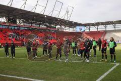 3. Liga; FC Ingolstadt 04 - VfL Osnabrück; Niederlage, hängende Köpfe die Mannschaft vor den Fans, Ehrenrunde mit Cheftrainer Guerino Capretti (FCI)